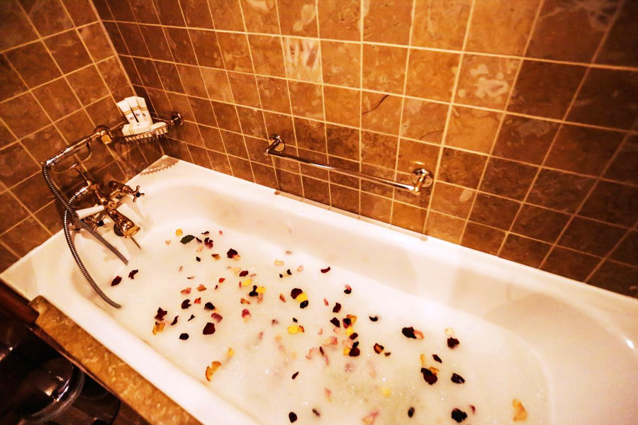Luxury Suite - Honeymoon bathtub