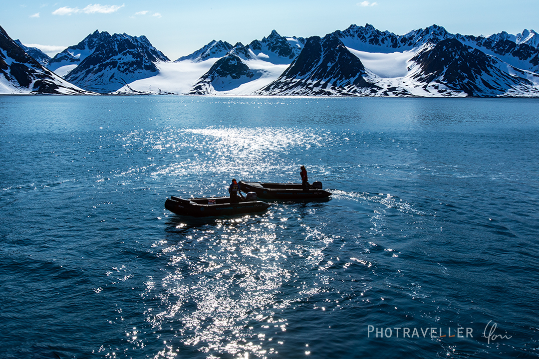 銀河に浮かぶゾディアックボート