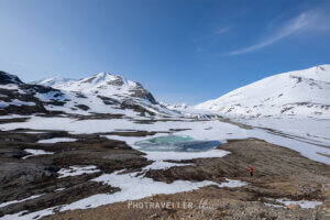スヴァールバル諸島_残雪の山とラグーン