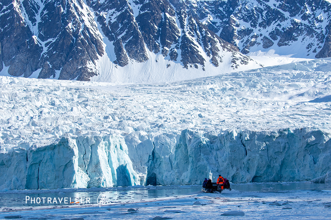 氷河とゾディアックボート